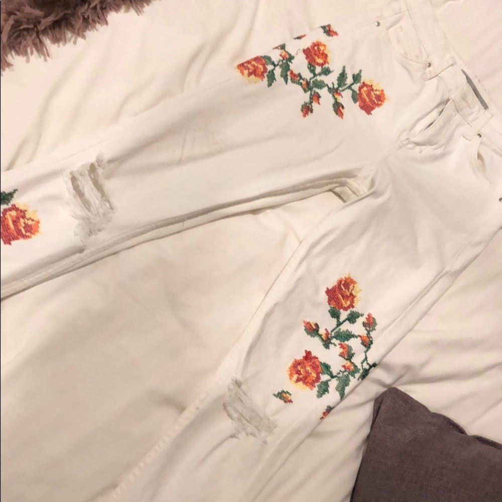 Whit skinny jeans with rose detailing